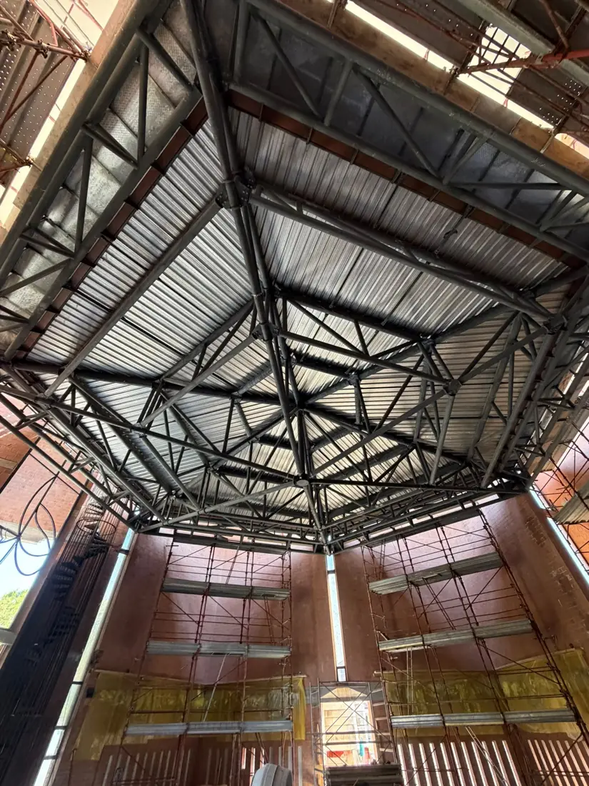 Struttura del tetto e travi reticolari in acciaio durante la costruzione del capannone