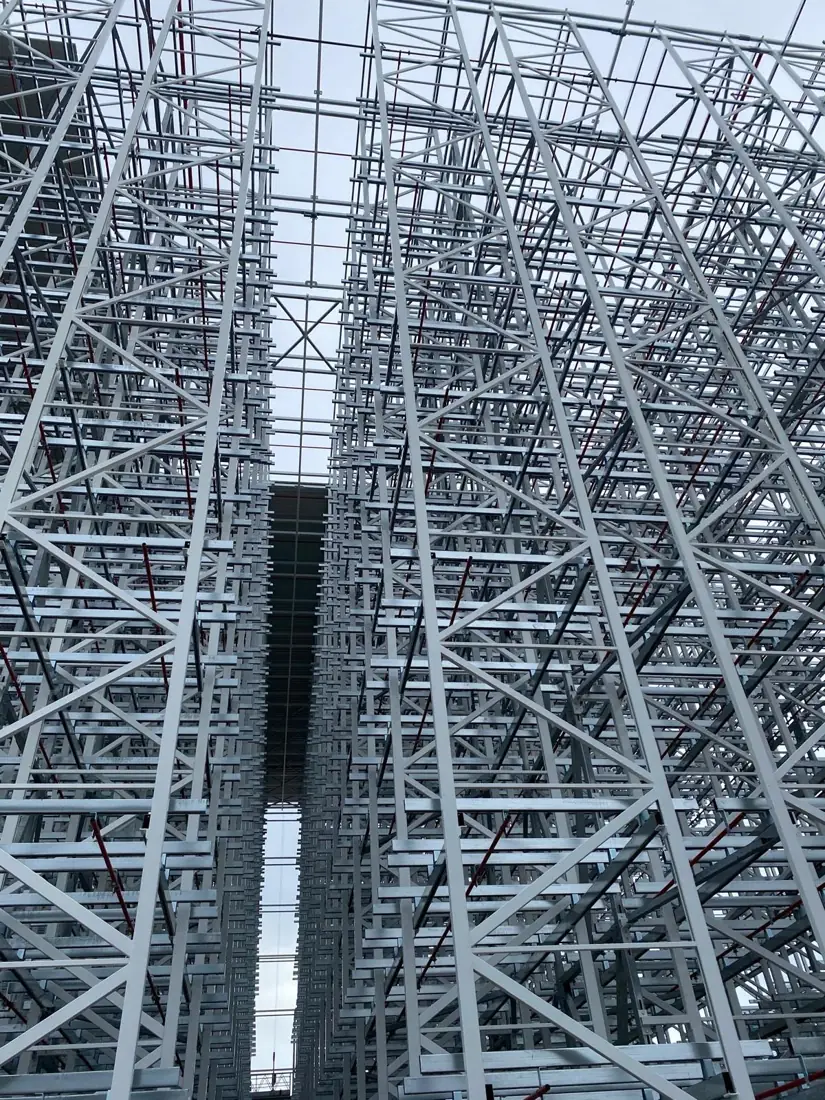 Vista dal basso della scaffalatura automatica di un magazzino