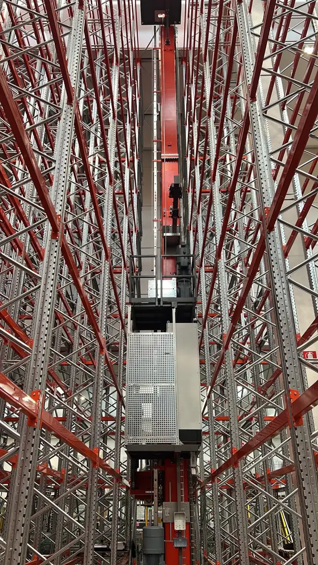 Corsia di uno scaffale automatico con traslo elevatore