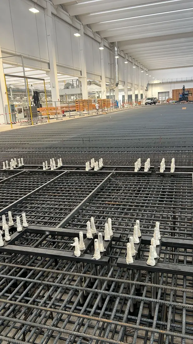 Armatura in ferro per la gettata del pavimento in un nuovo stabilimento