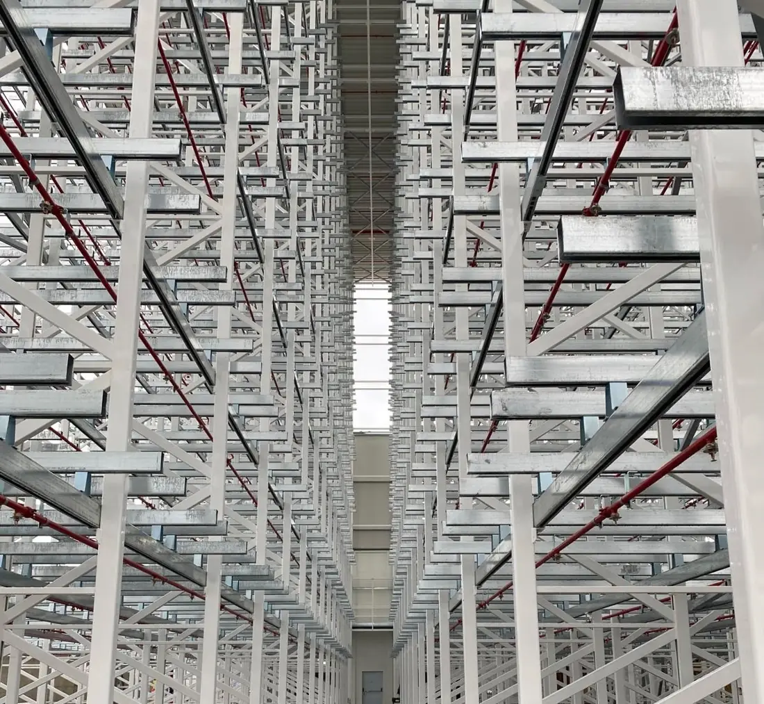 Vista dal basso delle scaffalature in acciaio di un magazzino automatico