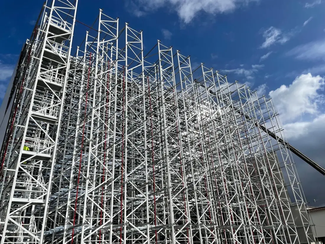 Struttura esterna in acciaio di uno scaffale automatico